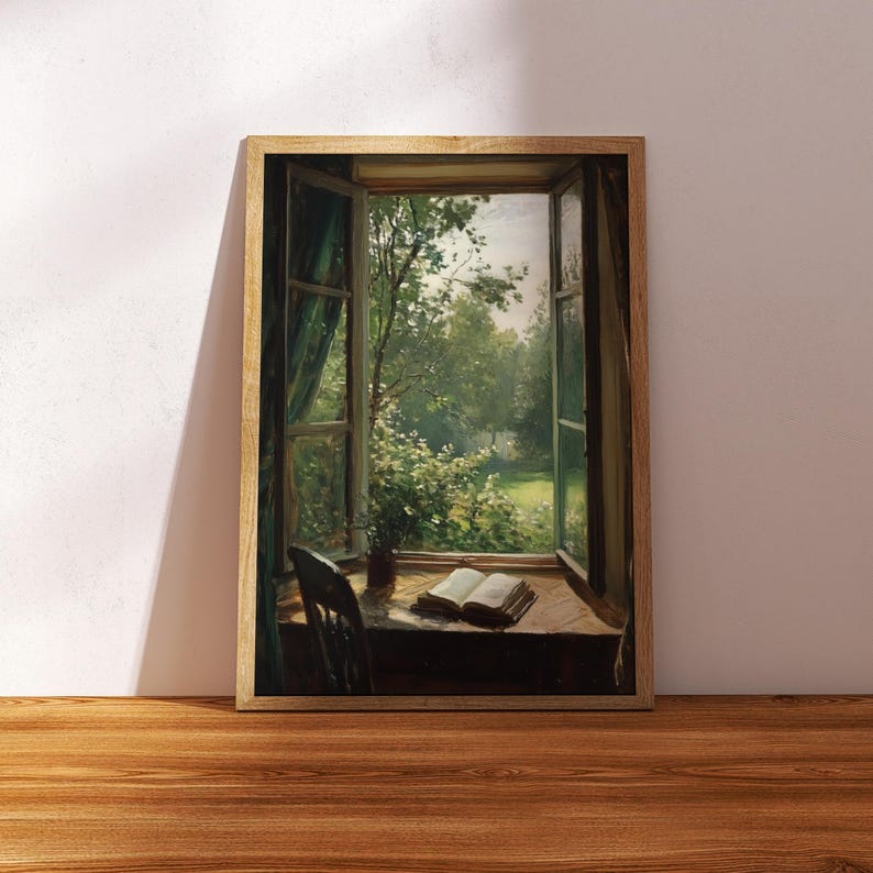 Pu&ograve; includere: Un dipinto incorniciato di una finestra con una vista aperta su un lussureggiante giardino verde. Un libro aperto &egrave; su un tavolo nella finestra, con una sedia nelle vicinanze.
