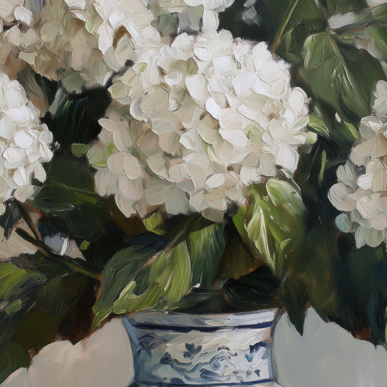 Puede incluir: Primer plano de un ramo de hortensias blancas en un jarr&oacute;n de porcelana azul y blanco. Las flores est&aacute;n dispuestas en un estilo suelto y natural, y el jarr&oacute;n tiene un delicado patr&oacute;n floral.