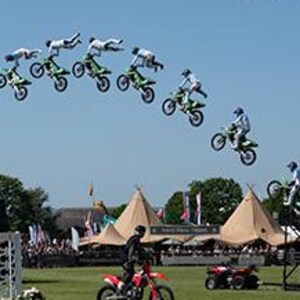 Peut inclure: Séquence de pilotes de motocross effectuant des figures aériennes sur des motos vertes et noires contre un ciel bleu. L'image montre une série de sauts, avec des pilotes en l'air. Une moto rouge est au sol. Le texte "Low Resolution Version" est en haut à droite.