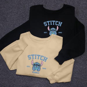 Schattig sweatshirt met geborduurd steekpatroon Stitch Aloha EST. 2002 geborduurde cartoon ronde hals trending sweater vintage sweatshirt cadeau