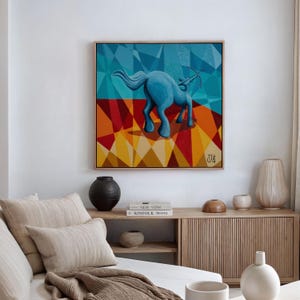 Pode incluir: Uma pintura abstrata de um centauro com arco e flecha, em tons azuis e laranja. A pintura é emoldurada em madeira e pendurada em uma parede branca.