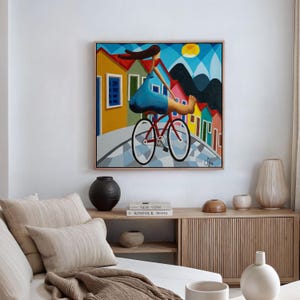 Pode incluir: Uma pintura colorida de uma pessoa a andar de bicicleta vermelha numa rua ladeada por casas coloridas. A pessoa está vestida com um vestido azul e tem cabelo castanho comprido. O sol brilha intensamente no céu.