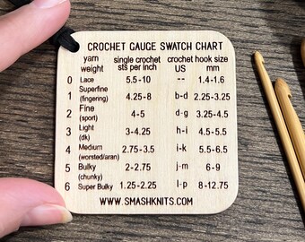 Herramienta de referencia para tejer y hacer crochet. Tarjeta de información de madera: tablas de muestras de calibre.