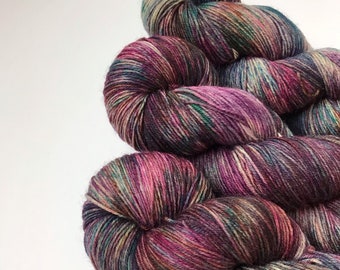 Handgefärbtes Garn "SWEATER WEATHER" Bordeaux Grün Braun SW Merino Fingering Sockenwolle, Versandfertig 100g 437 Meter sus