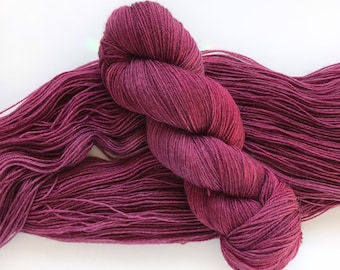 Hilo teñido a mano “CLARET” Rosa Burdeos Rojo Escarlata Merino SW Fingering 100g 437 yardas