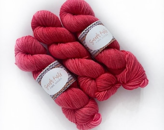 Hilo de lana merino DK Superwash teñido a mano: rosa intenso, rojo y naranja "ROE"
