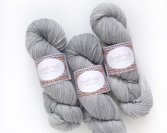 Fio de lã merino superlavado tingido à mão: creme cinza claro, 437 jardas