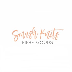 Może przedstawiać: Logo firmy o nazwie "Smash Knits" z hasłem "Fibre Goods" poniżej.