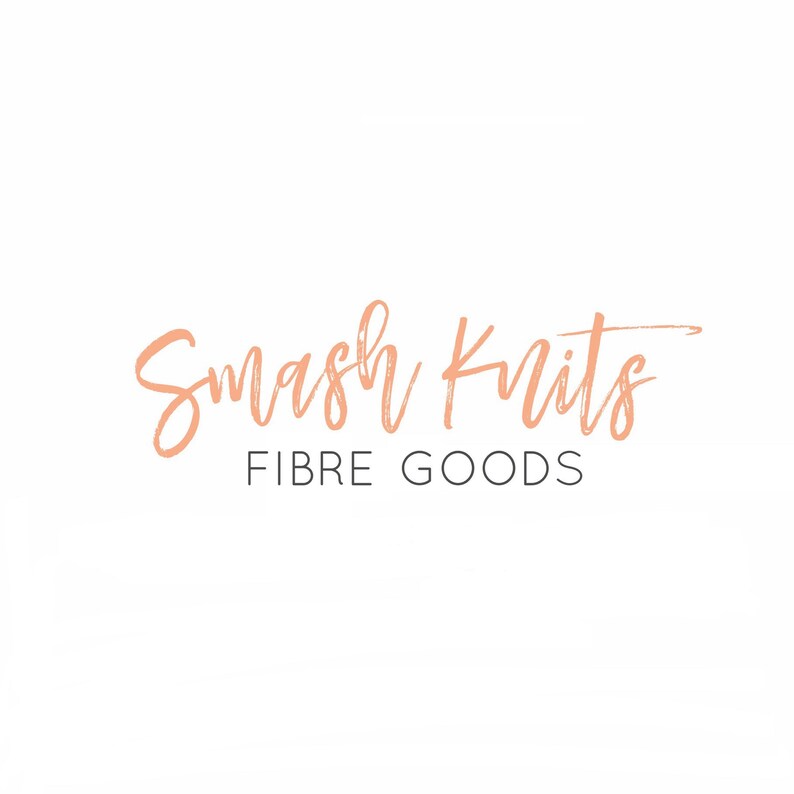 Może przedstawiać: Logo firmy o nazwie "Smash Knits" z hasłem "Fibre Goods" poniżej.
