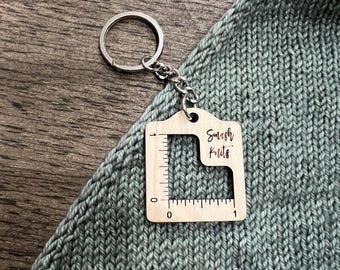 Mini herramienta de referencia para tejer y crochet. Tarjeta de información de madera. Llavero con muestra de calibre.