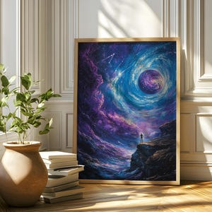 Op de afbeelding: Een ingelijst schilderij van een draaiende sterrenstelsel met een enkele figuur die op een klif staat en uitkijkt over een uitgestrekte, bewolkte vlakte. Het sterrenstelsel is een levendige mix van paars, blauw en wit, met een helder, draaiend centrum. De figuur is gesilhouetteerd tegen de achtergrond van het sterrenstelsel, wat de indruk geeft van een klein, onbeduidend wezen in de uitgestrektheid van de ruimte.