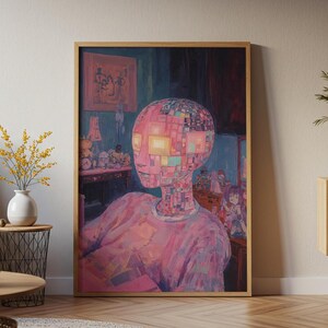 Puede incluir: Una obra de arte enmarcada que presenta una figura con una cabeza en mosaico y ojos brillantes, vestida con una camisa rosa. El fondo muestra una habitación con muebles y una pintura, todo en una paleta de colores apagados. La obra está en un marco de madera.