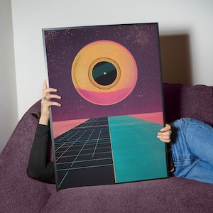 Puede incluir: Un póster de estilo retro con un gran disco de vinilo amarillo en el centro. El disco está colocado sobre un fondo morado oscuro con estrellas blancas. La parte inferior del póster presenta un patrón de cuadrícula en negro, verde y azul.