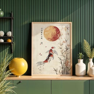 Puede incluir: Una impresión de estilo vintage de un pez koi rojo y blanco nadando en un estanque con tallos de bambú y un gran sol rojo en el fondo. La impresión tiene texto japonés que dice "中天飛翔" que se traduce como "Elevándose en el cielo medio".