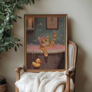 Impresión artística digital de un gato divertido en la bañera / Decoración de baño caprichosa / Arte mural retro de animales