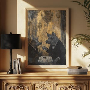 Op de afbeelding: Een ingelijst kunstwerk met twee antropomorfe varkens in formele kleding, waarvan één een wijnglas vasthoudt. De achtergrond heeft een goud-zwart textuurontwerp met kroonluchters. Een taart staat op een tafel voor de varkens.
