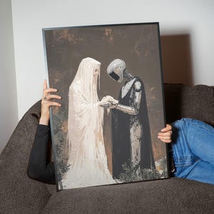 Puede incluir: Una impresión artística enmarcada que representa una escena surrealista de dos figuras. Una figura está vestida de blanco, la otra es un robot. La obra de arte tiene una paleta de colores oscura y apagada, centrada en la interacción de las figuras.
