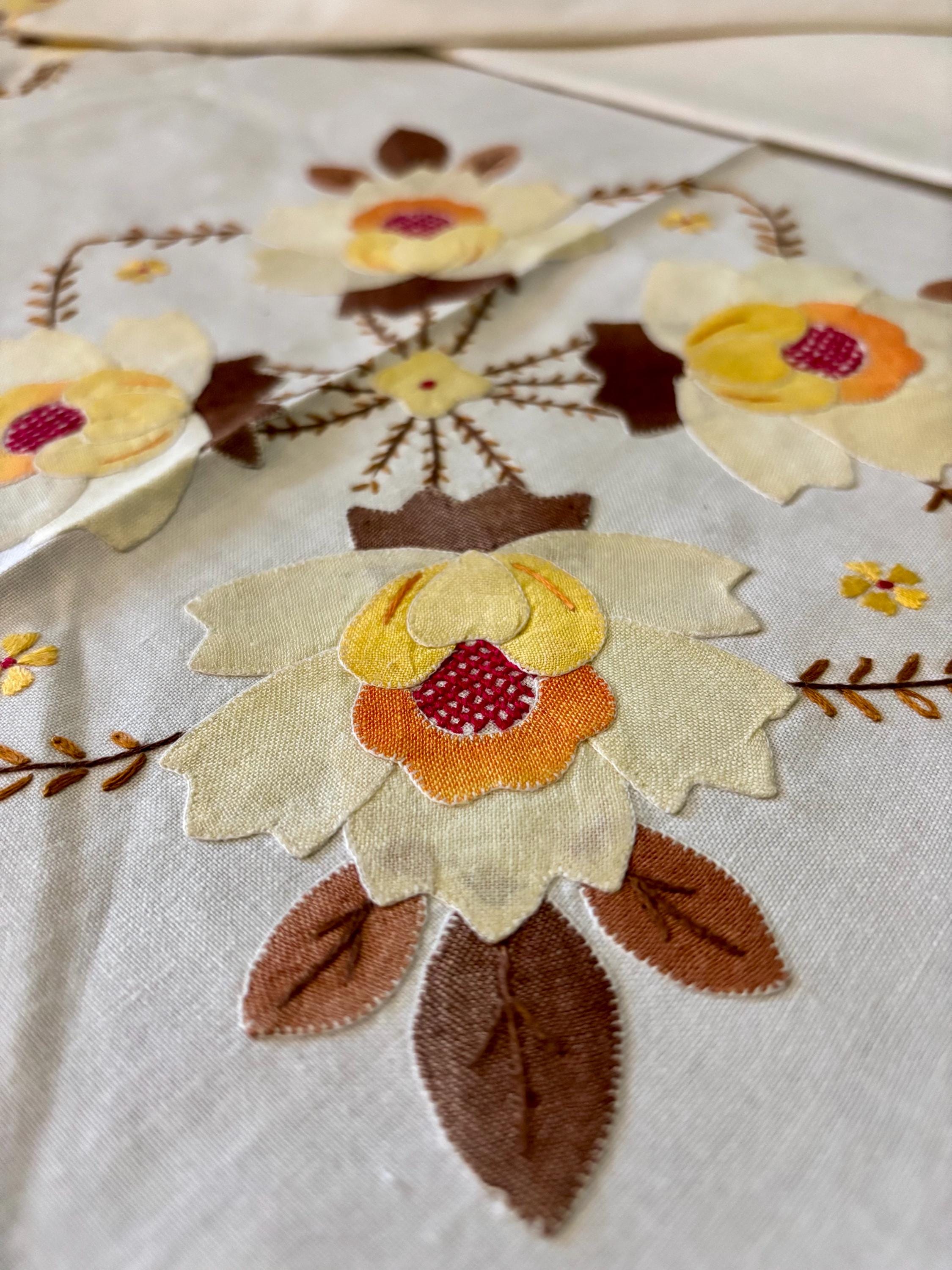 ヴィンテージの手刺繍テーブルクロス（ナプキン12枚付き）：花柄リネン