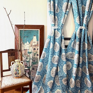 Vintage französische Toile-Gardine: Blauer Jagdszenen-Stoff, Raffhalter