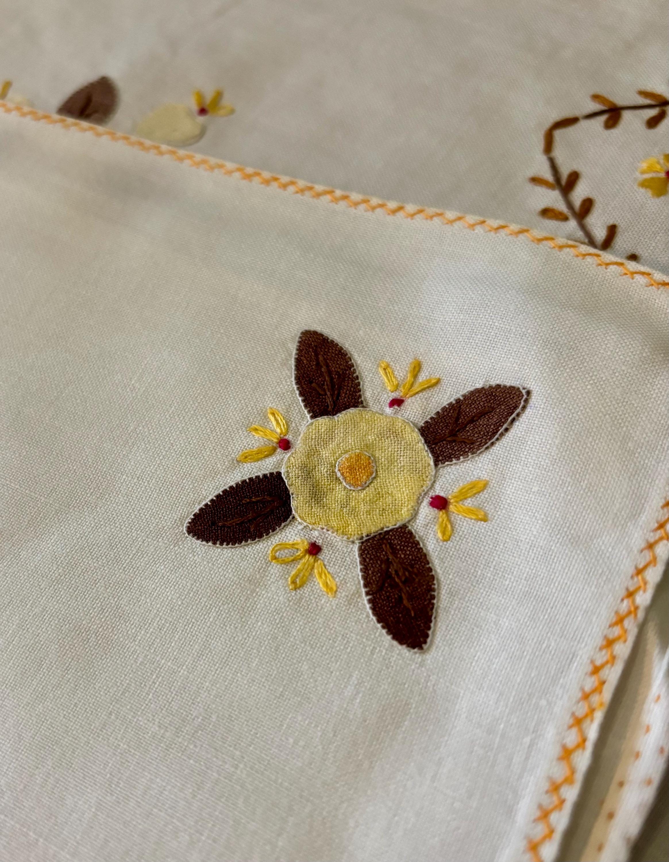 ヴィンテージの手刺繍テーブルクロス（ナプキン12枚付き）：花柄リネン