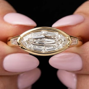 Anillo de diamantes cultivados en laboratorio con talla escalonada personalizada de tres piedras, anillo de compromiso con engaste biselado de este a oeste, anillo horizontal con talla baguette escalonada.