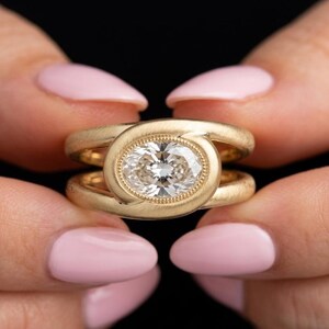 Oost naar west ovale geslepen laboratoriumdiamanten ring, spiraalvormige ring dubbele schacht, horizontale ovale vintage Milgrain bezel set mat afgewerkte ring