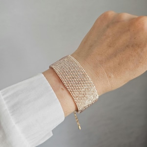 Handgewebtes Armband aus Miyuki-Saatperlen, breites Armreif mit champagnerfarbenem Goldschimmer