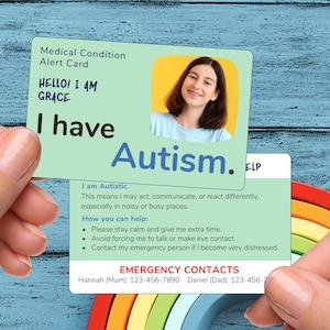 Peut inclure: Une carte d'alerte médicale avec le texte "HELLO! I AM GRACE, I have Autism." La carte comprend une photo d'une personne souriante et fournit des informations sur la façon d'aider. Les coordonnées d'urgence sont également indiquées.
