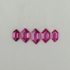 Himbeerrosa Natürliches Rubin-Paket aus Afrika mit einem geometrischen Sechseck-Design von 0.95 tcw für einen lebendigen und einzigartigen Look.