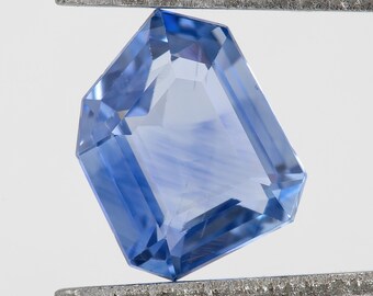 Natürlicher Ceylon-Saphir (1,33 ct) im Sechseckschliff: Bezauberndes Himmelblau bis Kornblumenblau, perfekt für einzigartige Schmuckkreationen.