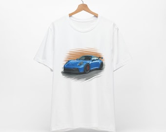 Puede incluir: Camiseta blanca con un gráfico de un coche deportivo azul en la parte delantera. El coche es un Porsche 911 GT3 RS.