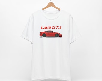 Puede incluir: Camiseta blanca con un gráfico de coche rojo y el texto "Lava GT3" impreso en la parte delantera.