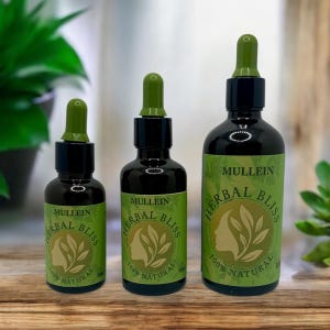 Puede incluir: Tres botellas de vidrio con goteros llenos de un líquido oscuro. Las botellas están etiquetadas con "Mullein Herbal Bliss 100% Natural".