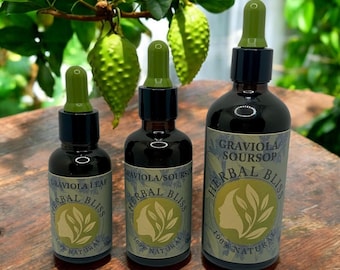 Può includere: Tre bottiglie di vetro con contagocce riempite di un liquido scuro. Le bottiglie sono etichettate "Graviola Leaf Herbal Bliss 100% Natural", "Graviola/Soursop Herbal Bliss 100% Natural" e "Graviola Soursop Herbal Bliss 100% Natural".