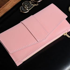 Elegante billetera tipo sobre para mujer hecha de cuero genuino con personalización: billetera de cuero a presión, hecha a mano, accesorio exclusivo.