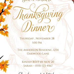 Puede incluir: Invitación a una cena de Acción de Gracias con fondo blanco y gráficos otoñales. El texto "You're invited to Thanksgiving Dinner" está en escritura elegante. Detalles: fecha, hora e información de confirmación de asistencia. Ilustraciones de hojas de otoño y calabazas.