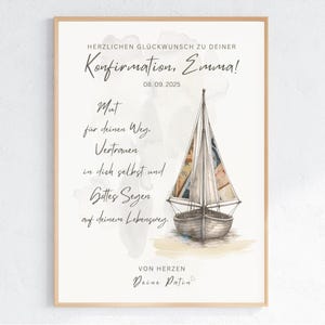 Könnte beinhalten: Ein gerahmter Druck mit einer Aquarellillustration eines Segelbootes. Das Kunstwerk zeigt einen beigefarbenen Hintergrund mit deutschem Text und ein Segelboot mit einem gemusterten Segel. Der Rahmen ist hellbraun.
