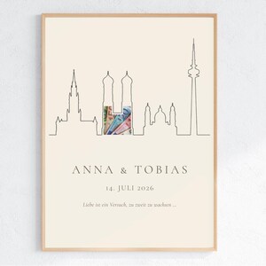 München Skyline Geldgeschenk Hochzeit – Frauenkirche mit Zwillingstürmen, Olympiaturm, Theatinerkirche und Neues Rathaus als elegante Linienzeichnung in Elfenbein und warmem Taupe. Personalisiertes Hochzeitsgeschenk DIN A4 zum Ausdrucken, minimalistisch.