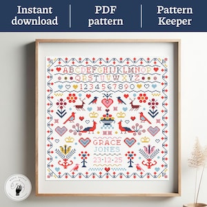 Może przedstawiać: Oprawiony wzór haftu krzyżykowego z motywem sztuki ludowej. Wzór zawiera litery, cyfry, serca, ptaki i elementy kwiatowe w kolorze czerwonym, niebieskim i żółtym. Widoczny jest tekst "GRACE JONES 23-12-25".