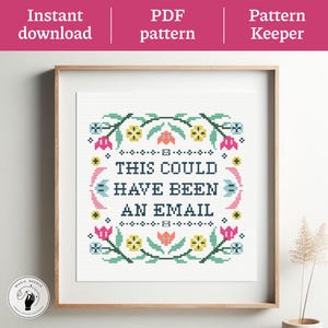 Può includere: Schema a punto croce con la scritta "THIS COULD HAVE BEEN AN EMAIL" in una cornice decorativa di fiori e foglie. Il design include elementi floreali rosa, gialli e blu. Le parole "Download istantaneo" e "Modello PDF" sono in alto.