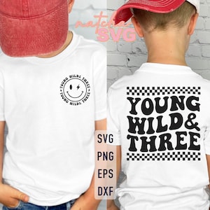 以下が含まれることがあります： 黒いグラフィックデザインが施された白いTシャツ2枚。1枚は稲妻がついたスマイリーフェイスと「Young Wild & Three」の文字が書かれている。もう1枚は「Young Wild & Three」の文字が市松模様になっている。