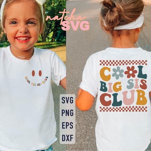 以下が含まれることがあります： カラフルなスマイリーフェイスのデザインと「COOL BIG SIS CLUB」の文字が入った白いTシャツ。Tシャツの背面には、レトロなフローラルデザインで「COOL BIG SIS CLUB」の文字がプリントされています。子供用のシャツです。