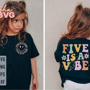 Puede incluir: Camiseta negra con el texto "FIVE IS A VIBE" en una fuente retro colorida en la espalda. La parte delantera presenta una carita sonriente con el texto "FIVE IS A VIBE" alrededor. La camiseta también tiene formatos de archivo SVG, PNG, EPS y DXF.