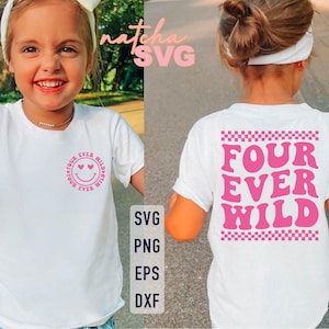 Könnte beinhalten: Zwei weiße T-Shirts mit rosafarbenen Designs. Ein Shirt sagt "Four Ever Wild" mit einem karierten Muster. Das andere Shirt hat ein rosafarbenes Smiley-Gesicht mit Herzen als Augen und den Text "Four Ever Wild".