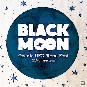 Puede incluir: Un gráfico circular azul oscuro con el texto blanco BLACK MOON, Cosmic UFO Stone Font y 115 characters. El fondo es blanco con estrellas azul oscuro brillantes de varios tamaños dispersas, creando un tema de cielo nocturno celestial.