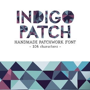 Puede incluir: Las palabras "INDIGO PATCH" se muestran en una fuente de patchwork geométrica, con cada letra compuesta por formas triangulares en tonos de azul, morado y gris. Debajo, se lee "HANDMADE PATCHWORK FONT - 106 caracteres -". Un borde decorativo de triángulos en colores similares está en la parte inferior.