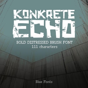 Könnte beinhalten: Ein Grafikdesign mit den Worten "KONKRETE ECHO" in einer fetten, verwitterten Pinsel-Schriftart. Darunter steht "BOLD DISTRESSED BRUSH FONT 111 characters" und "Blue Fonts" unten. Der Hintergrund ist eine strukturierte, blau getönte Oberfläche.