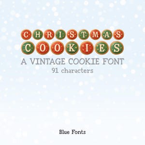 Puede incluir: Imagen de galletas redondas decoradas que forman las palabras "CHRISTMAS COOKIES". Las galletas son rojas y verdes con detalles dorados. El texto "A VINTAGE COOKIE FONT" está debajo, con "91 caracteres" debajo. "Blue Fonts" está en la parte inferior.