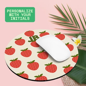 Tappetino per mouse personalizzabile di ispirazione vintage Strawberry Fields Forever con ciondolo retrò. Abbinalo agli AirPods e alla custodia per telefono coordinati.