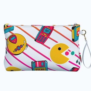 Trousse per trucco e articoli da toeletta in pelle vegana. Tema anni '80: musicassette, Pac-Man e lettore CD. Perfetto come regalo per la Festa della Mamma e per il suo compleanno.